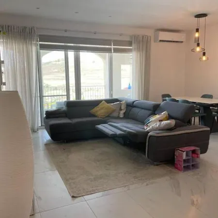 Superb With Pool & Spectacular Views